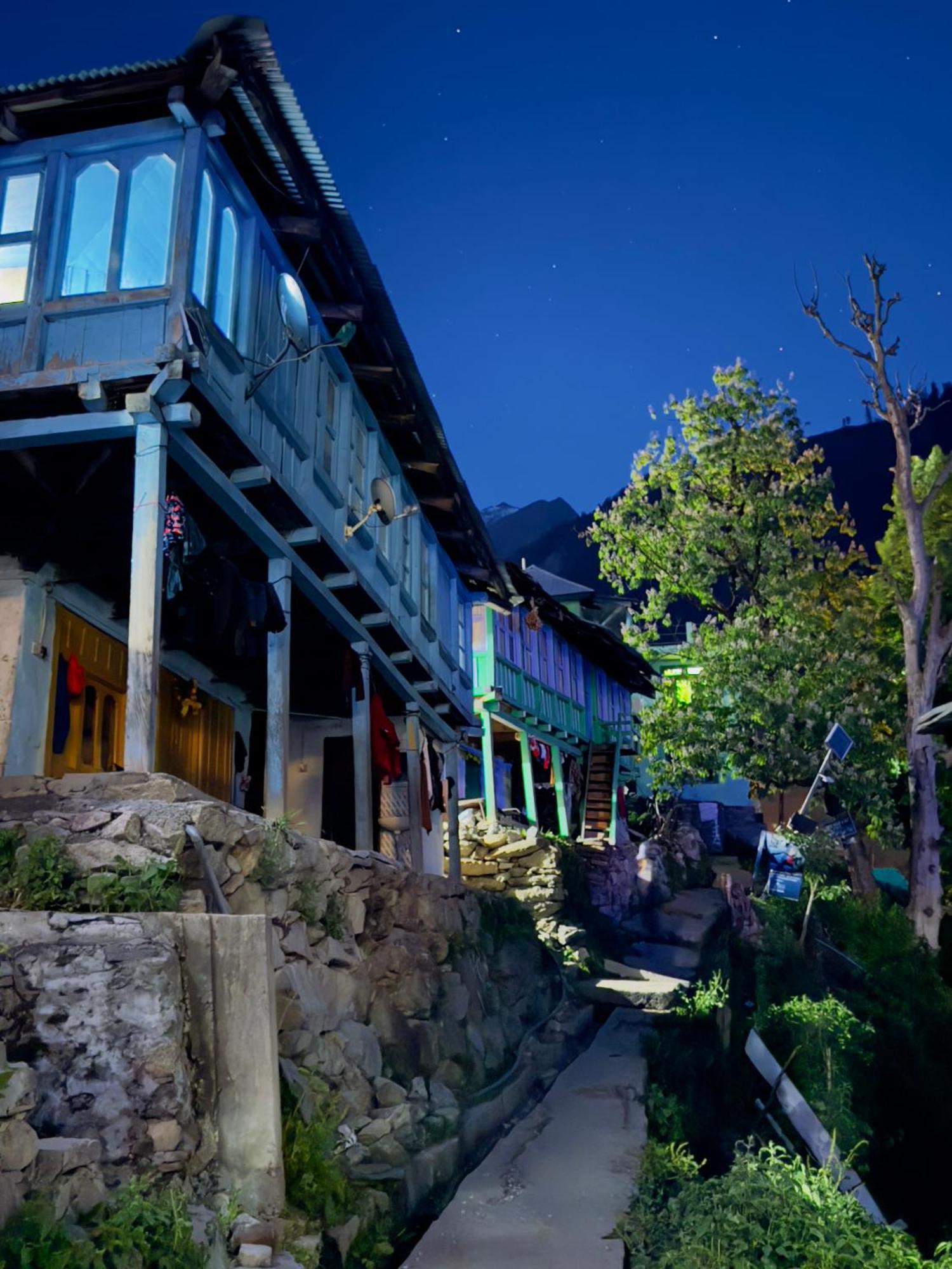Yellowjackets Hostel Tosh Exterior photo